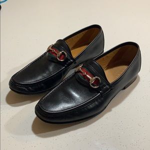 black Gucci loafers w silver horsebit and web 7.5G